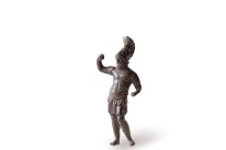 Die bronzene Statuette zeigt den bärtigen Gott Mars in voller Rüstung mit korinthischem Helm, Muskelpanzer, Lederkoller, Tunica und Beinschienen. Lanze und Schild fehlen ebenso wie der wohl metallene Sockel.